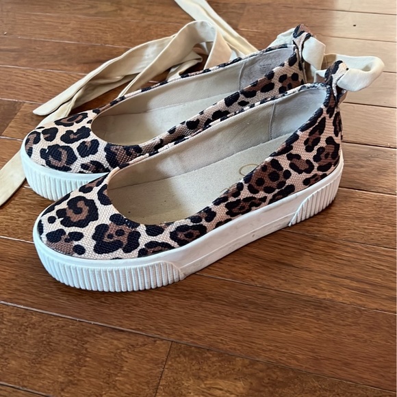 Jessica Simpson platform cheetah wrap around sneaker - Picture 2 of 4